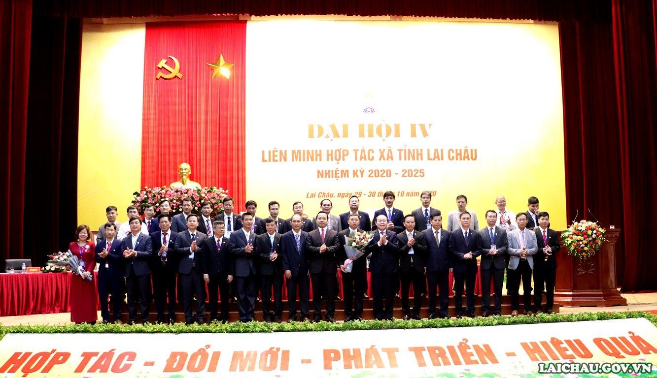 Các đồng chí lãnh đạo tỉnh Lai Châu, Liên minh HTX Việt Nam tặng hoa chúc mừng Ban Chấp hành Liên minh HTX khoá IV, nhiệm kỳ 2020 - 2025.