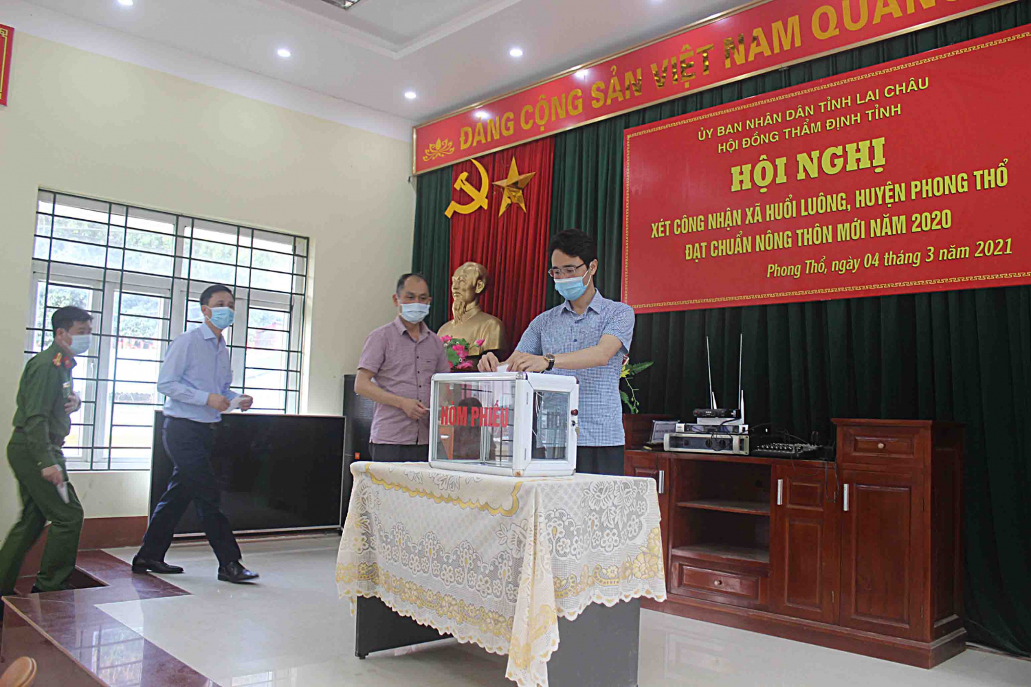 Thành viên Hội đồng thẩm định xã đạt chuẩn NTM tỉnh bỏ phiếu chấm điểm cho xã Huổi Luông.