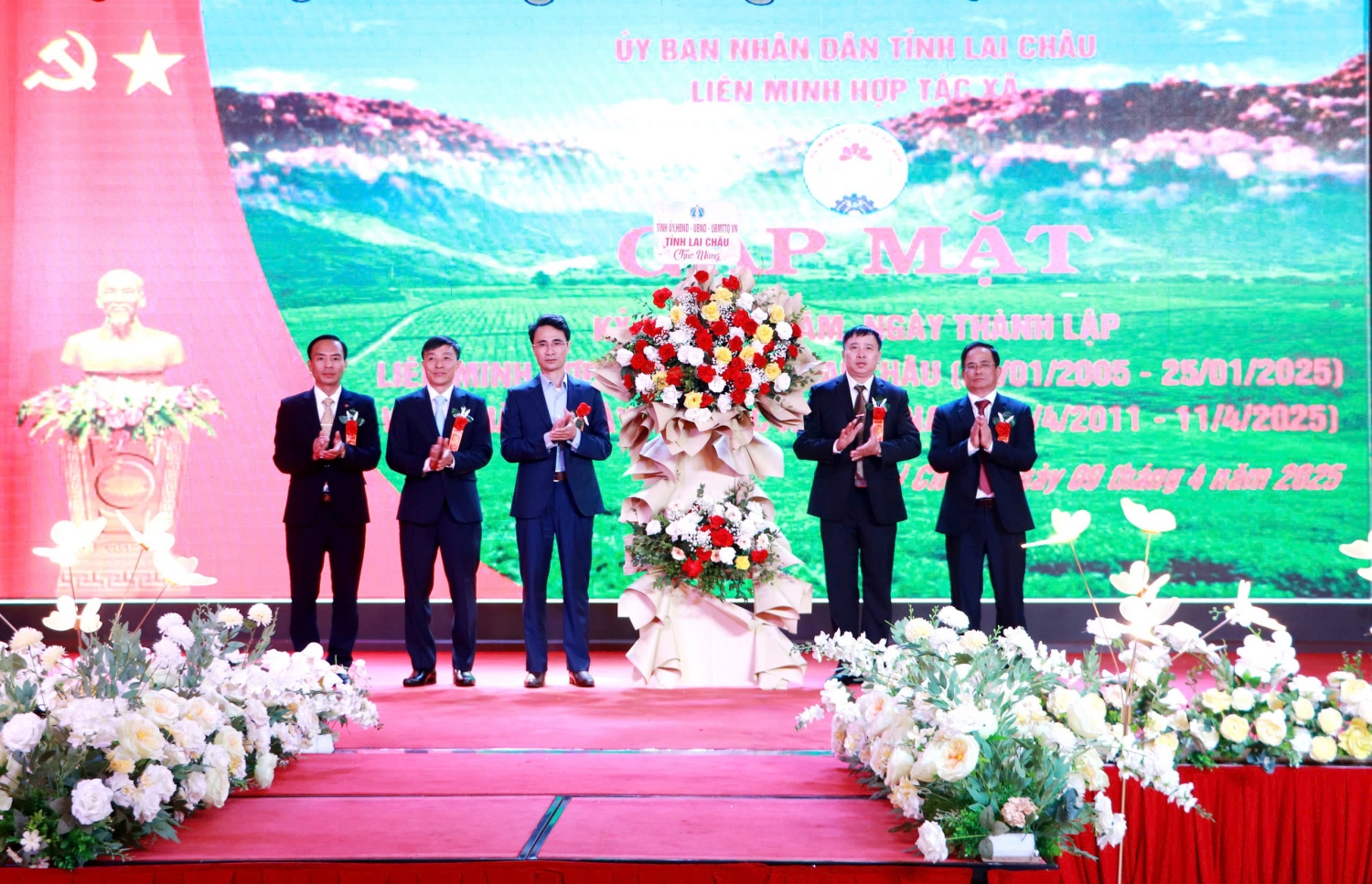 Đồng chí Hà Trọng Hải - Phó Chủ tịch Ủy ban nhân dân tỉnh tặng hoa chúc mừng
